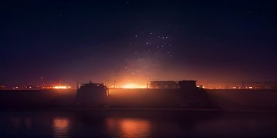 大阪道顿堀夜晚霓虹灯招牌倒映在运河水面，美食街人声鼎沸，展现日本关西地区热闹烟火气的城市性格